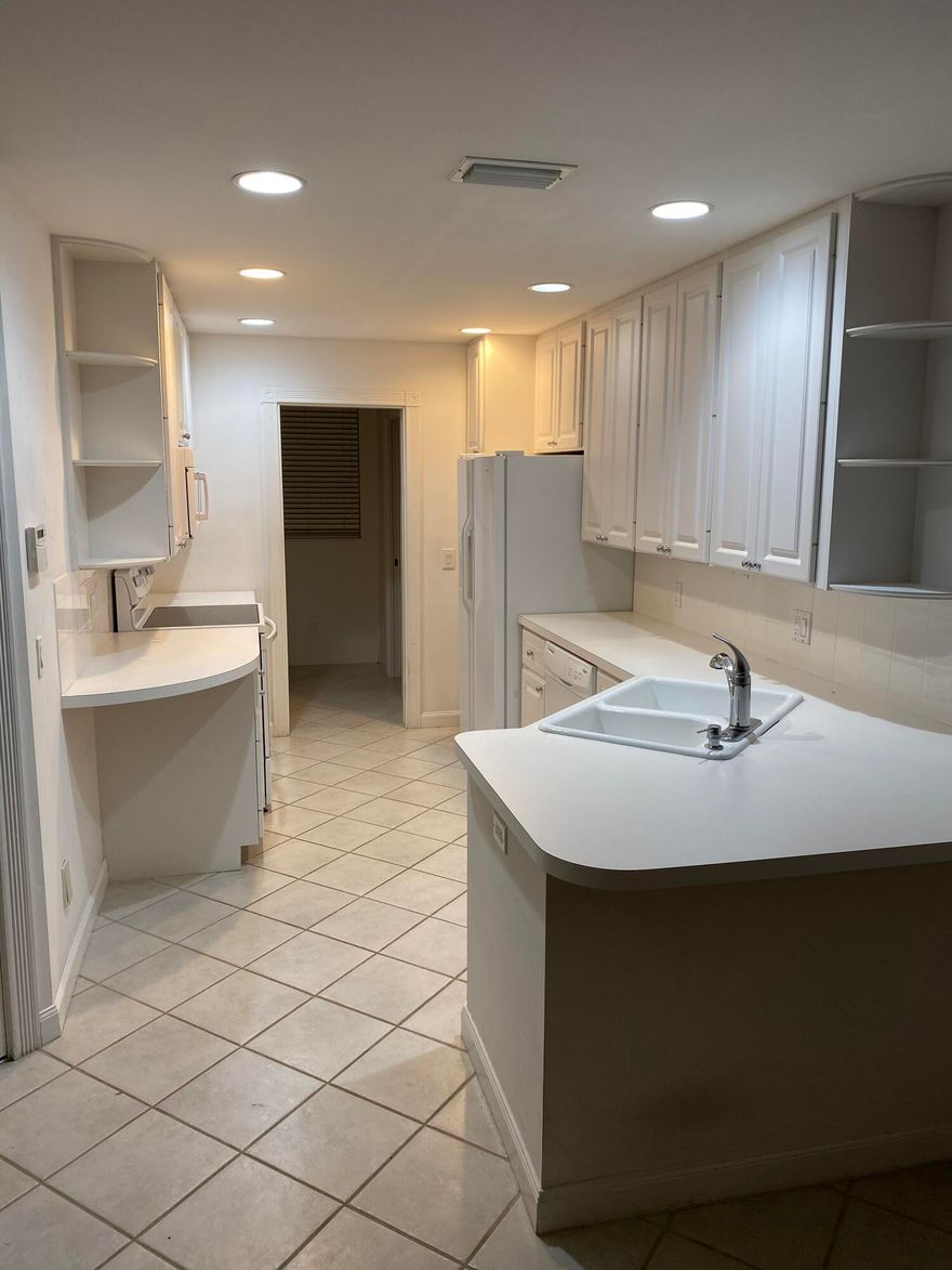 Riverwalk is a great community with tennis, swimming, on site post office, and onsite Cafe. Beautiful lakes and trails throughout the community. This 3/2 1/2 will not last. Copy and share this link with renters:

 
https://apply.link/zuo-NIE


Applicant pays the $49.99 fee.