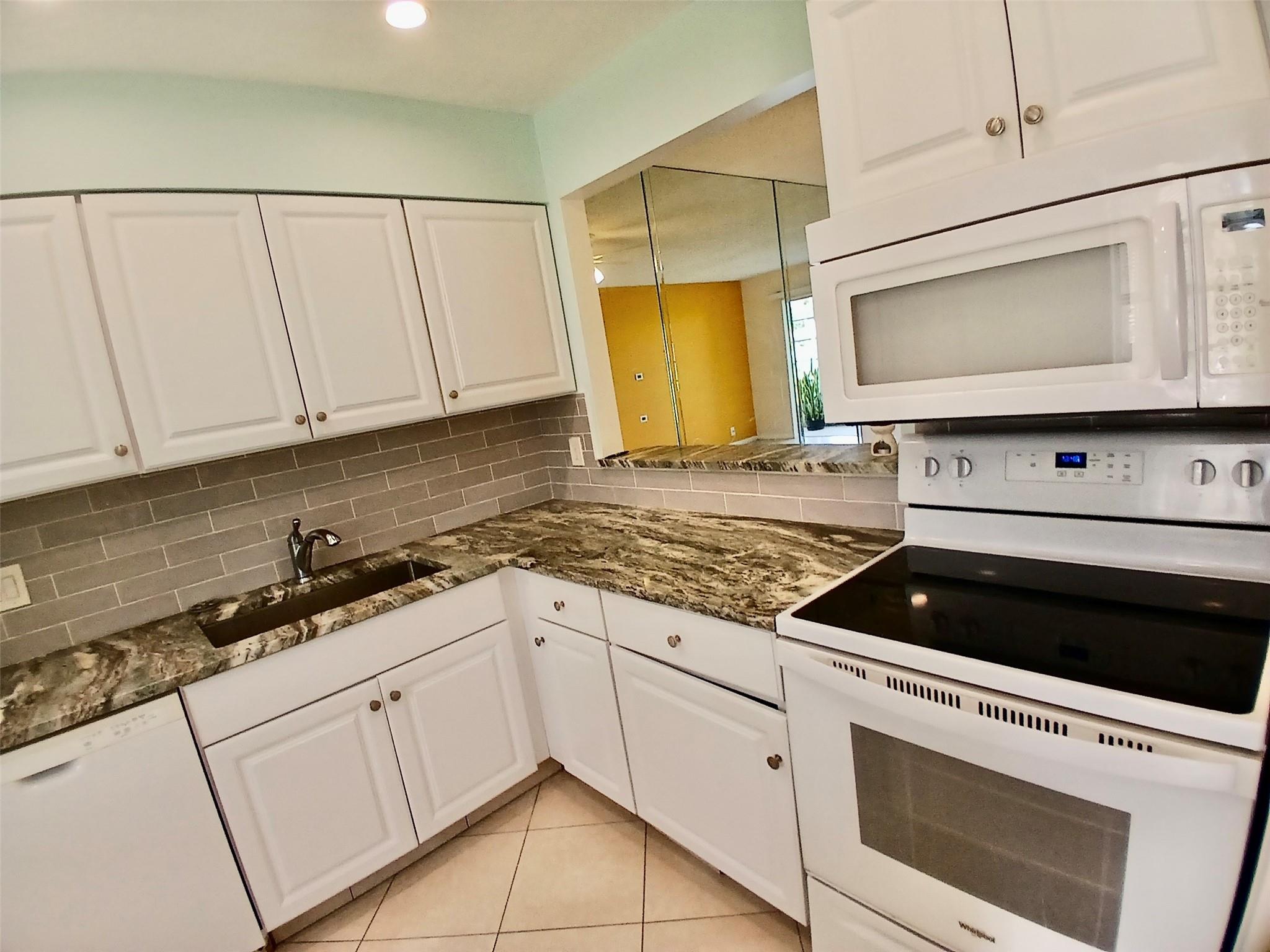 100 Lake Meryl Dr 105