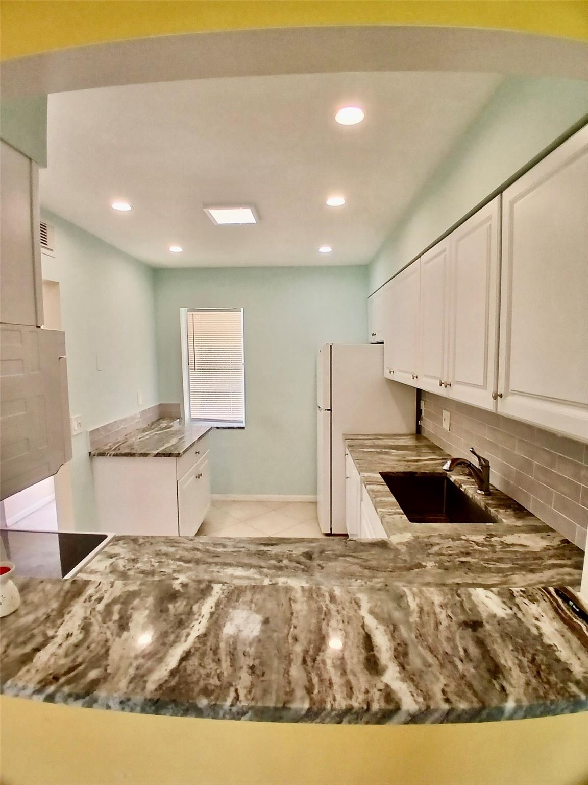 100 Lake Meryl Dr 105