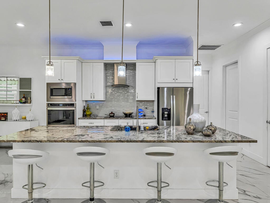 2910 SW Sterling Street, Port St Lucie, FL, 34953/$564,999 2 2910 SW Sterling Street