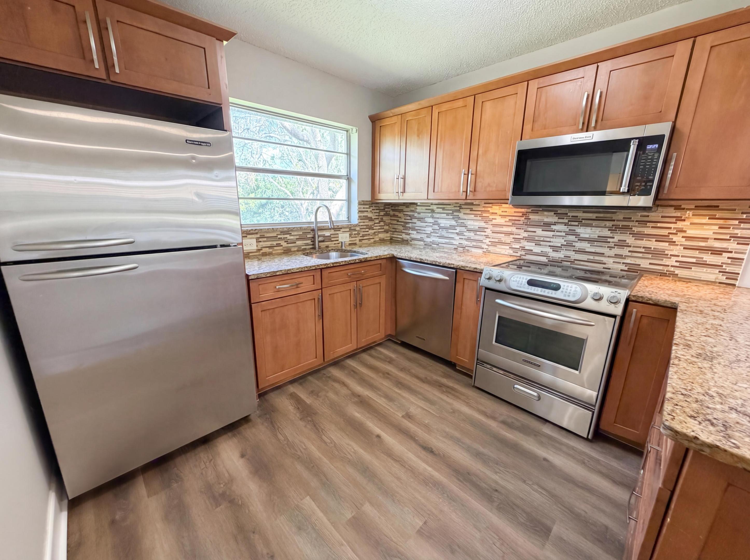 OAK WOOD 80-39 B - Residential