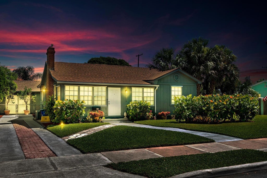 Photo of 1123 Oak Street St, West Palm Beach, FL 33405 (MLS # R10812318)