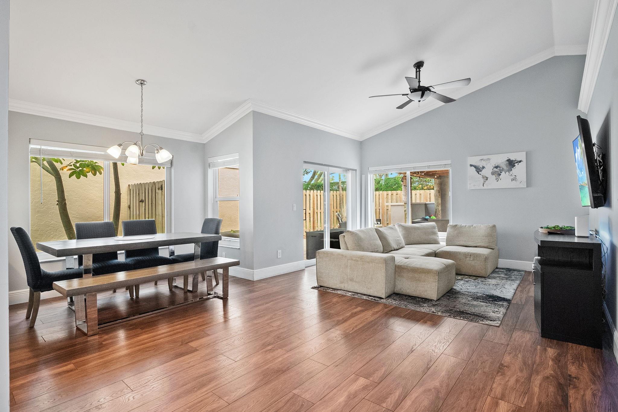 8951 Lake Park Cir