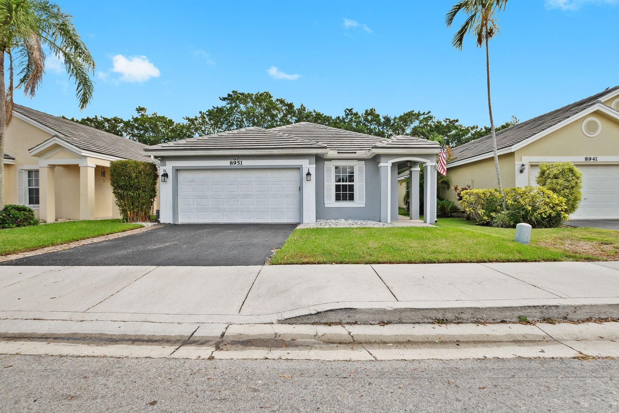 8951 Lake Park Cir