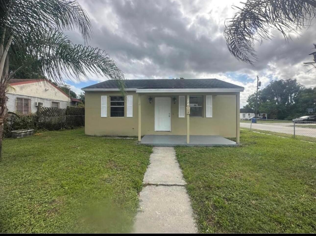 Affordable living in this well-maintained single-family property. Conveniently located near schools, I-95, and Tanger outlets.