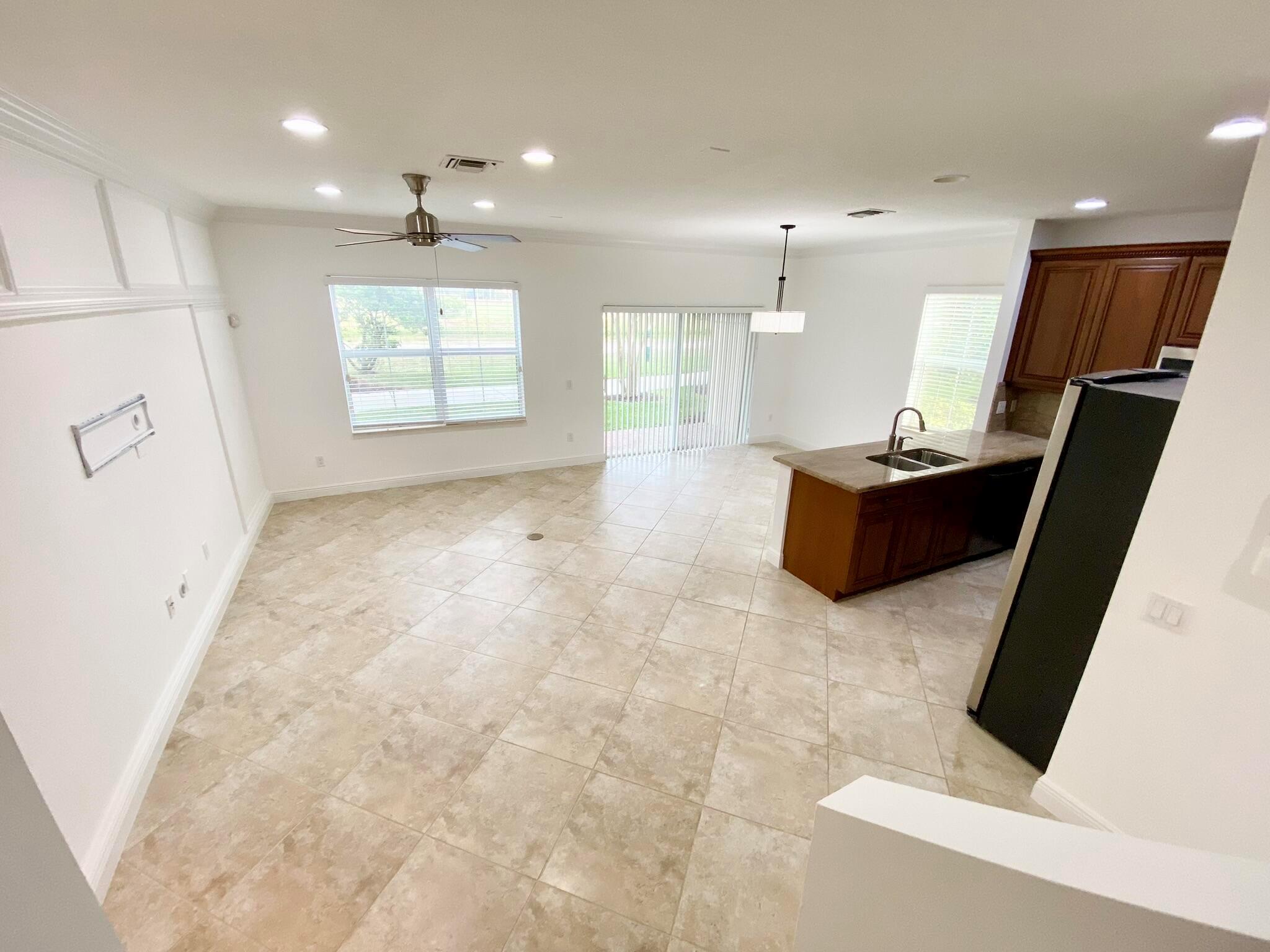 VISTABELLA AT RENAISSANCE COMMONS 2 PUD - Residential Lease