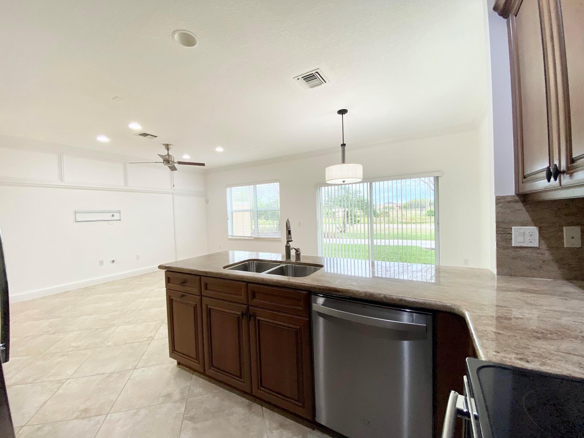 VISTABELLA AT RENAISSANCE COMMONS 2 PUD - Residential Lease