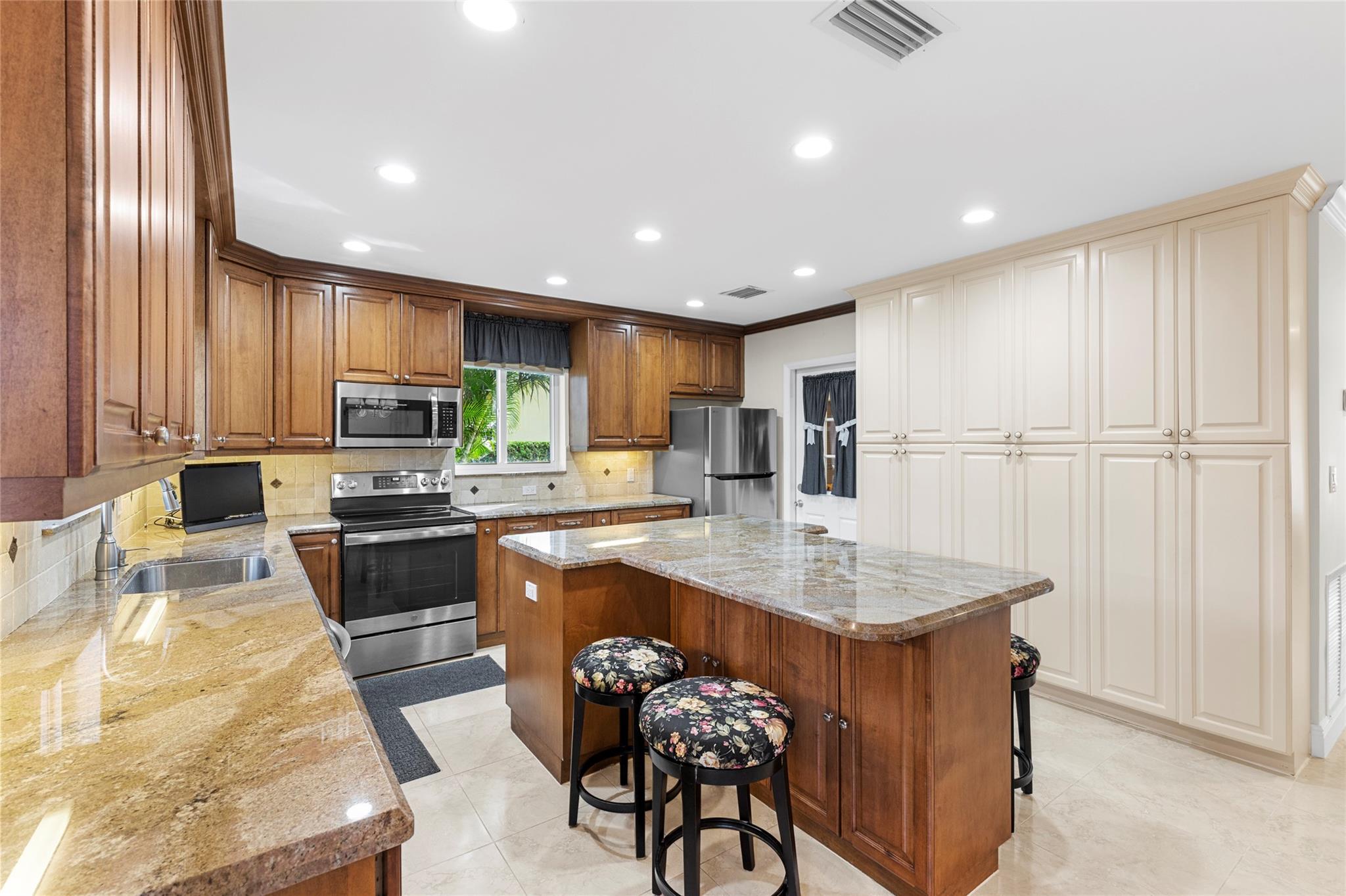 7237 E Tropical Way