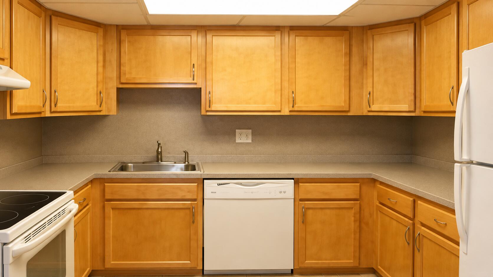 4174 Inverrary Drive 103, Lauderhill, FL, 33319/$143,100 3 4174 Inverrary Drive 103