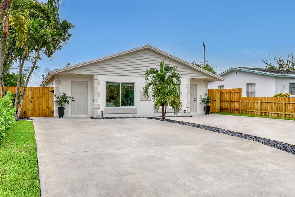Photo of 414 W Mango Street, Lantana, FL 33462 (MLS # R11106249)