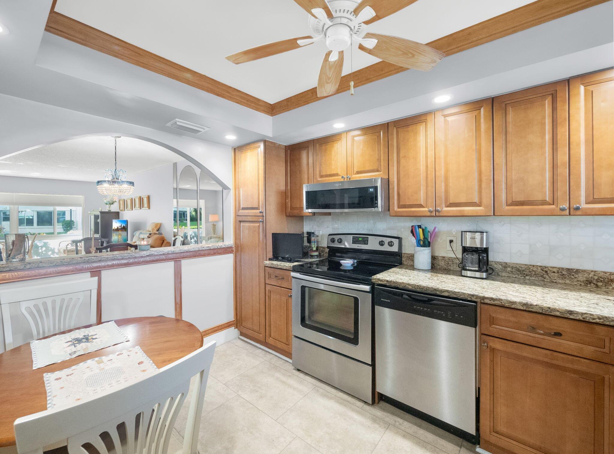 3186 Via Poinciana 114, Lake Worth, FL, 33467/$205,000 2 3186 Via Poinciana 114