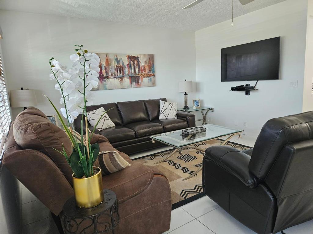 CORNWALL AT CENTURY VILLAGE CONDO - Residential Lease