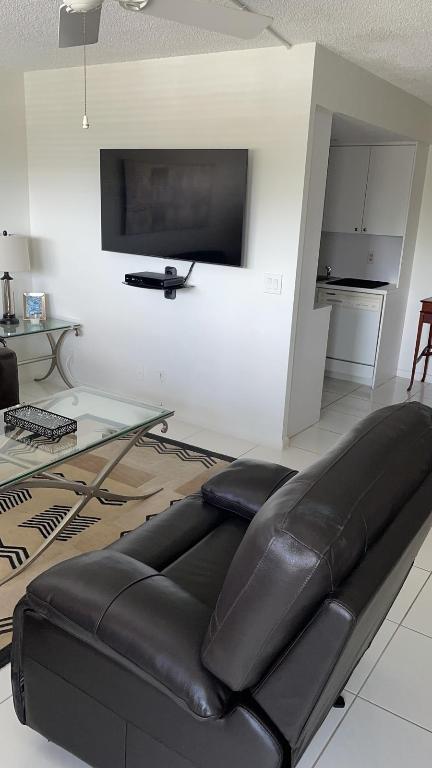 CORNWALL AT CENTURY VILLAGE CONDO - Residential Lease