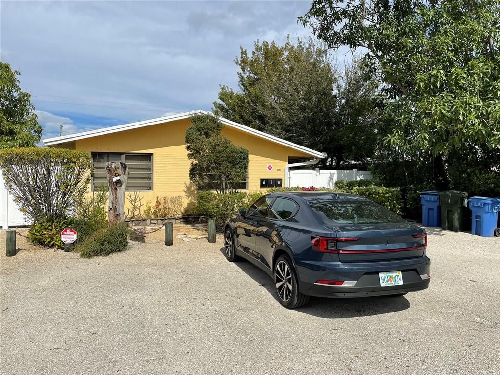 Photo of 805 NE 40th St #2, Oakland Park, FL 33334 (MLS # F10316940)