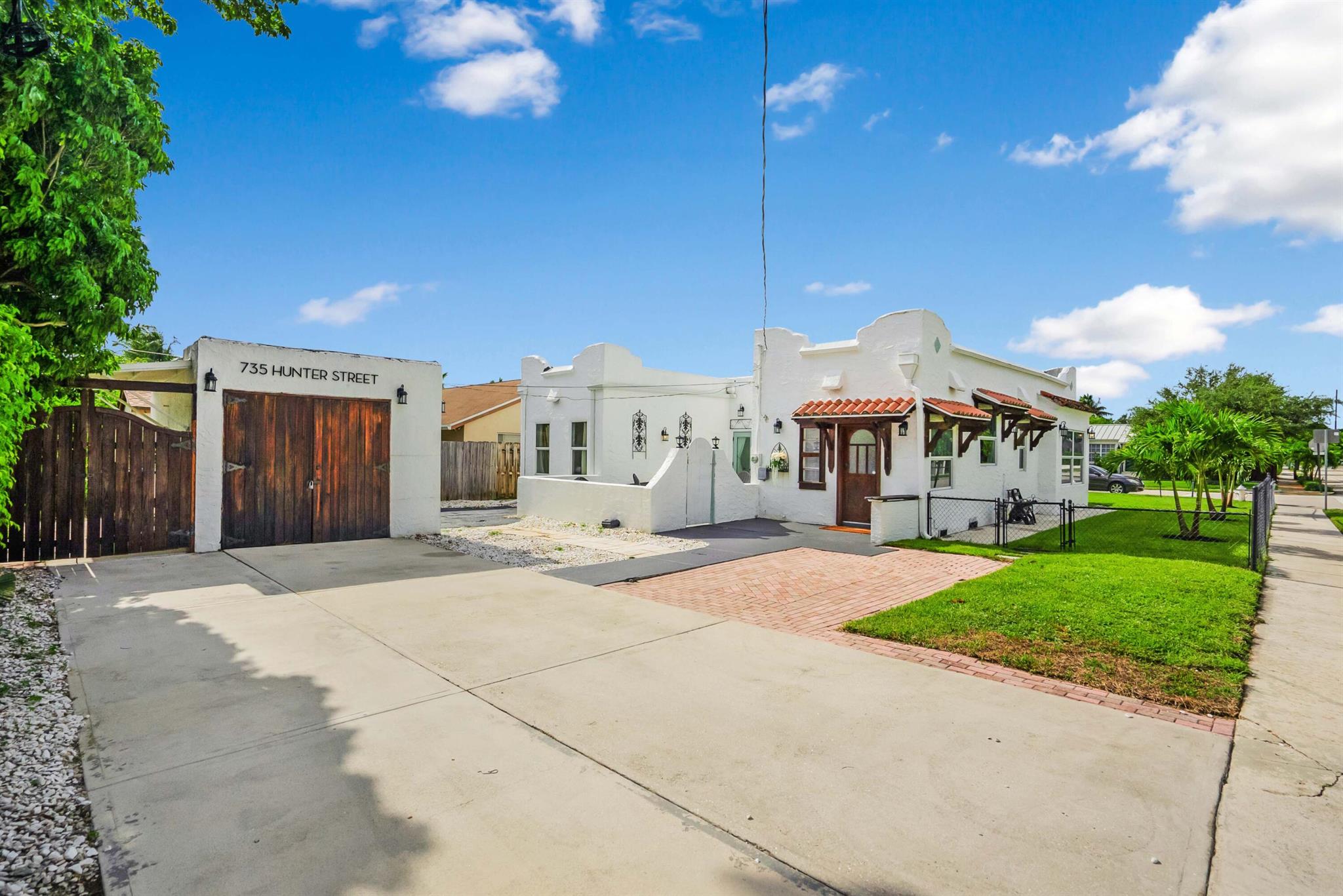 735 Hunter Street