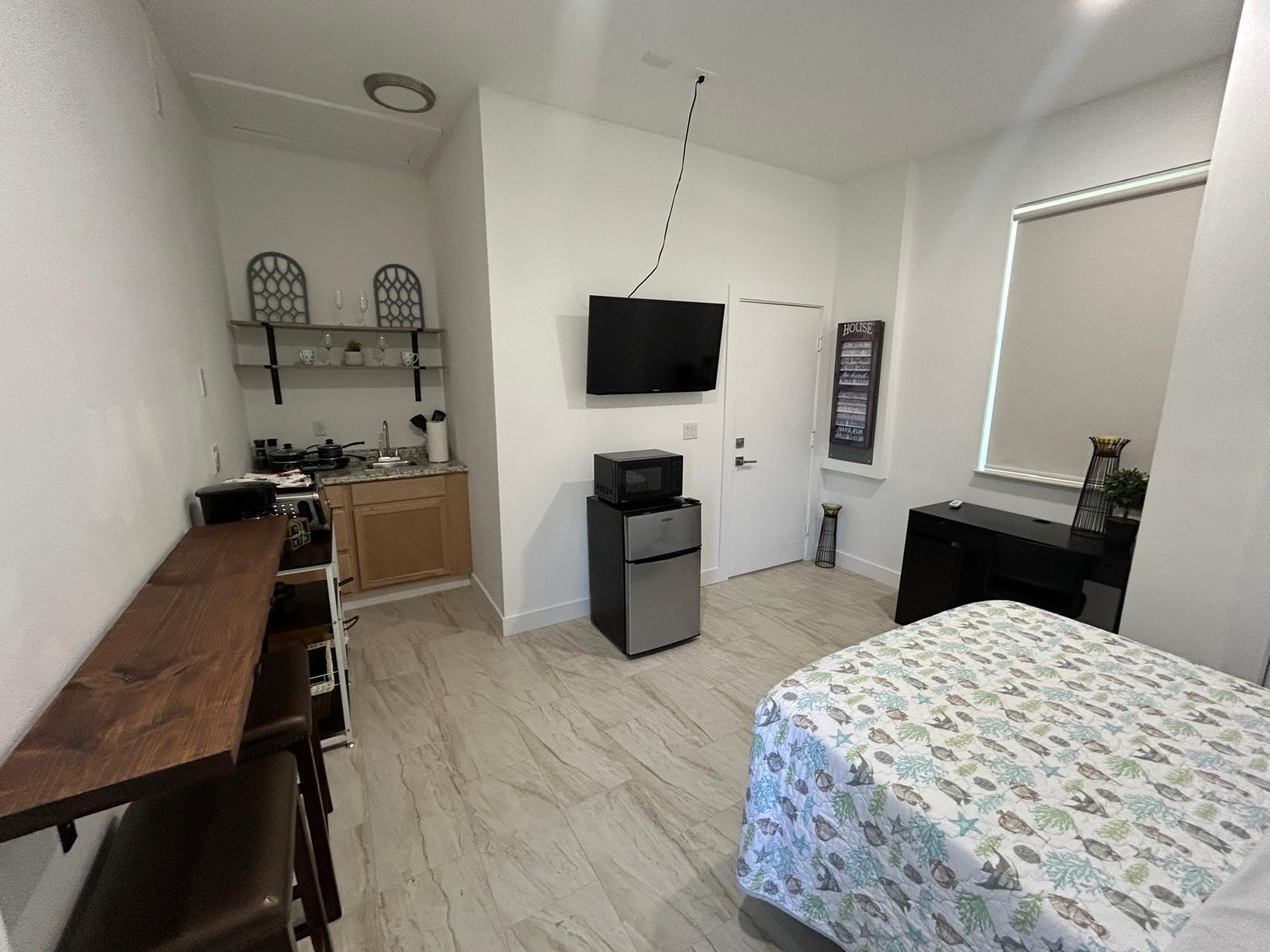 ***Charming Efficiency Fully Furnished 1 Br/1 Ba clean and Ready*** Located: close to schools, parks, hospitals and US1. Unit is currently furnished but if tenant wants the furniture can me remove.