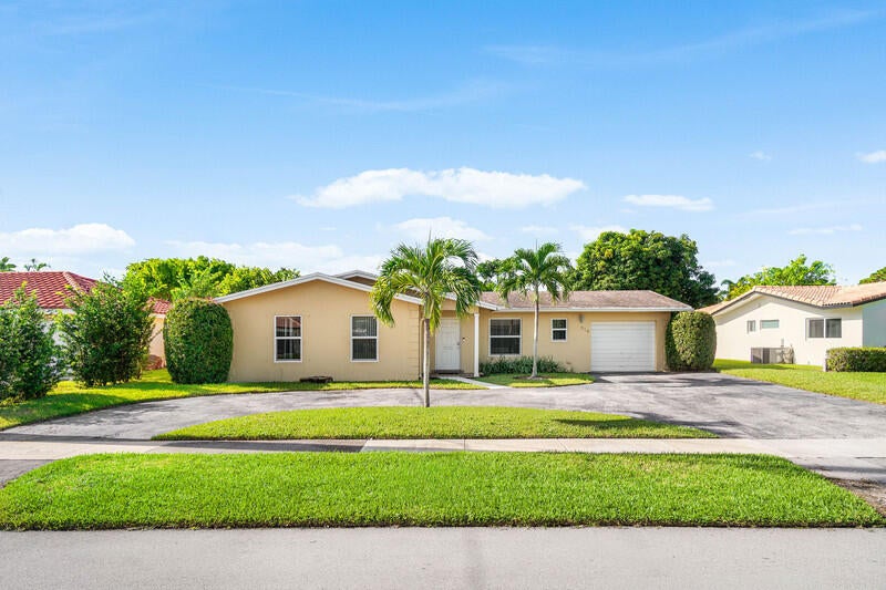 Photo of 914 SW 4th Street, Boca Raton, FL 33486 (MLS # B26051003)
