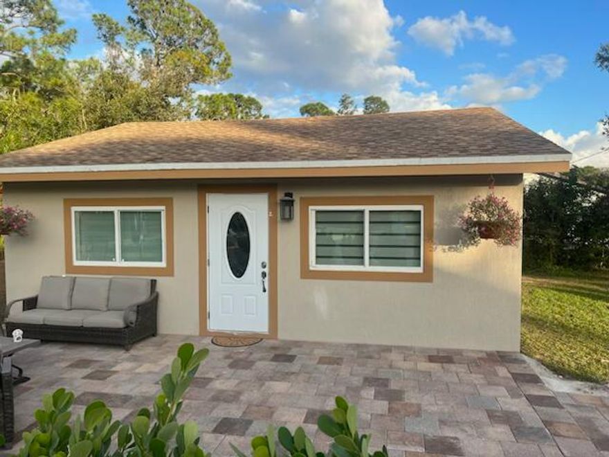 Turnkey, beautifully furnished efficiency in Loxahatchee—perfect for equestrian season! Like-new inside with 24x24 ceramic tile, quartz kitchen counters, stainless steel appliances, and central A/C. Features a queen bed plus multiple TVs for comfortable living. Convenient to Wellington polo venues, White Fence, dining, shopping, and major roads. All-inclusive setup for an easy seasonal stay. Shared laundry is located outside and shared with the main home. Available for seasonal rental starting 1/15/26—schedule your showing today!