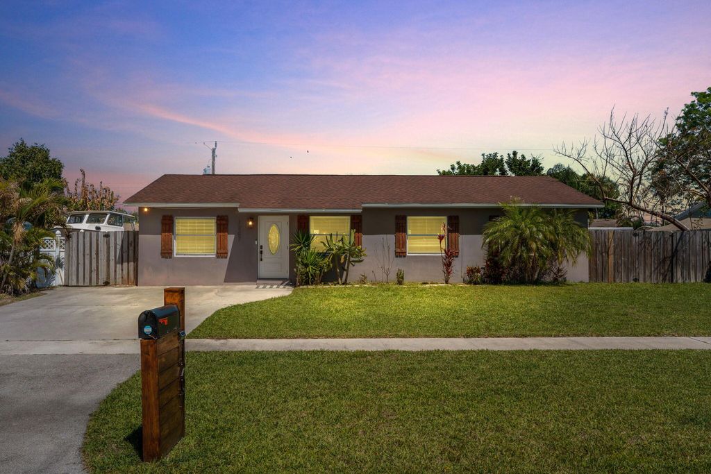 Photo of 1207 Sioux Street, Jupiter, FL 33458 (MLS # B26007250)