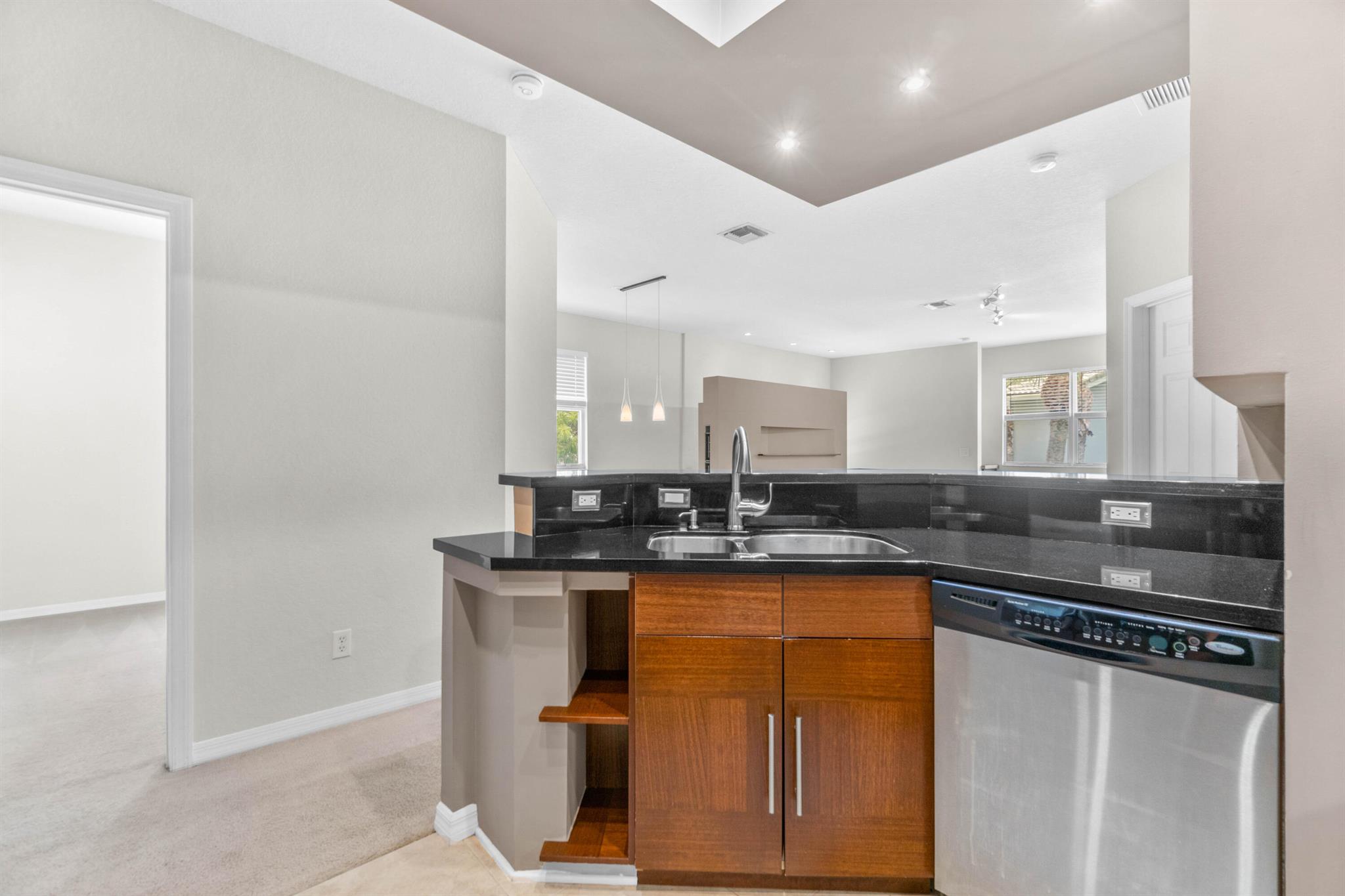 MAGNOLIA BAY CONDOMIMIUM - Residential Lease