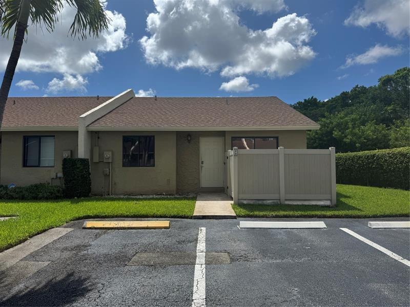 Great And Spacious Villa In West Boca, 2 bedroom, 2 bathroom, Walking Distance To Publix, Shoppings and Restaurants. Vaulted Ceilings, Split Floor Plan, Walk-In Closet, Tile Floors Throughout, Full Size Washer and Dryer In The Unit, Well Kept & Quiet Community With A Pool. All Ages Are Welcome, Great Schools Nearby. Conveniently Located And Easy Access To Turnpike, I-95 & The Sawgrass Expressway. HOA Approval Is Required For All New Tenants 18 Years Or Older. No Vehicles with Advertising On Them Are Allowed Or Motorcycles.
***Washer And Dryer Are In Working Condition, If They Break, Landlord Will Not Be Responsible To Repair or Replace Them***