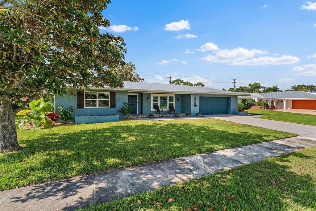 Photo of 1442 SE Sunshine Avenue, Port Saint Lucie, FL 34952 (MLS # R10792292)
