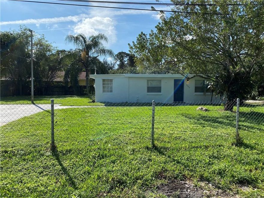 We have a cozy 3bed/1 bath with no HOA sitting on just over a 1/4 acre of land! The home is tucked away at the end of the dead end road. Come check out this great opportunity to own in the Lake Worth area.