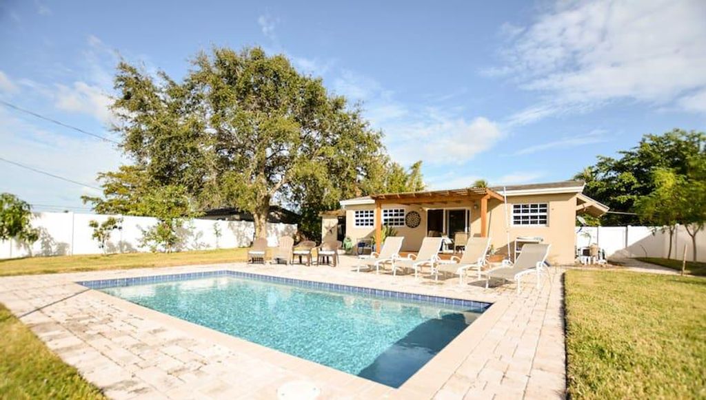 Photo of 1638 NE 3rd Avenue, Delray Beach, FL 33444 (MLS # R10962932)
