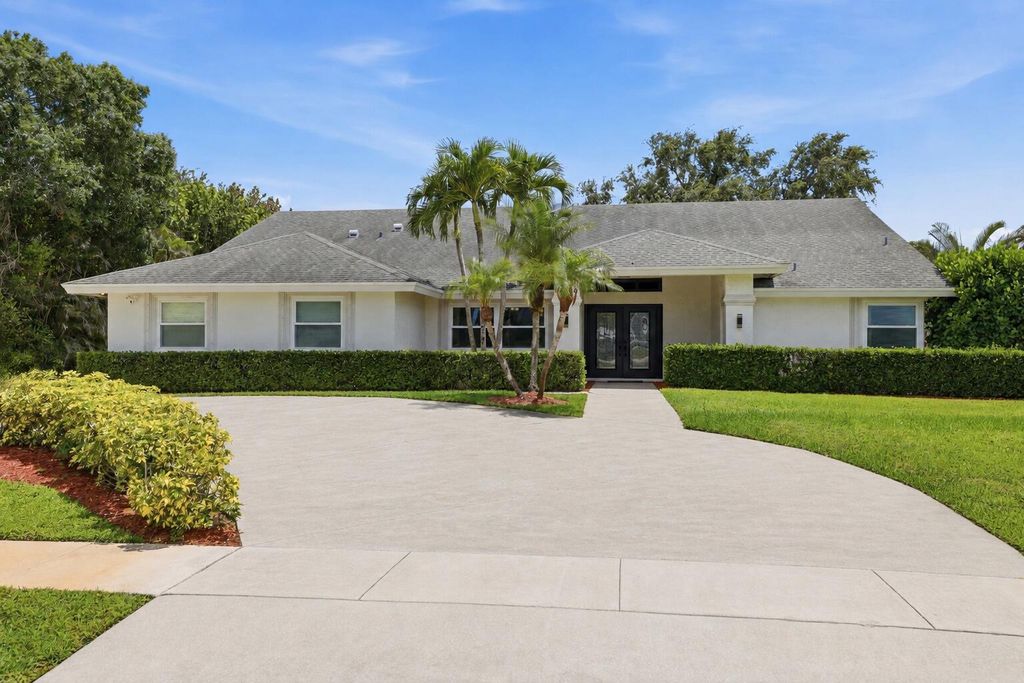 Photo of 15600 Rolling Meadows Circle, Wellington, FL 33414 (MLS # B26033007)