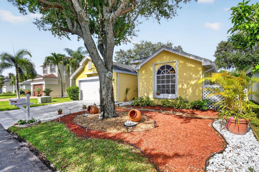 Photo of 1033 W Fairfax Cir Cir W, Boynton Beach, FL 33436 (MLS # B26020177)