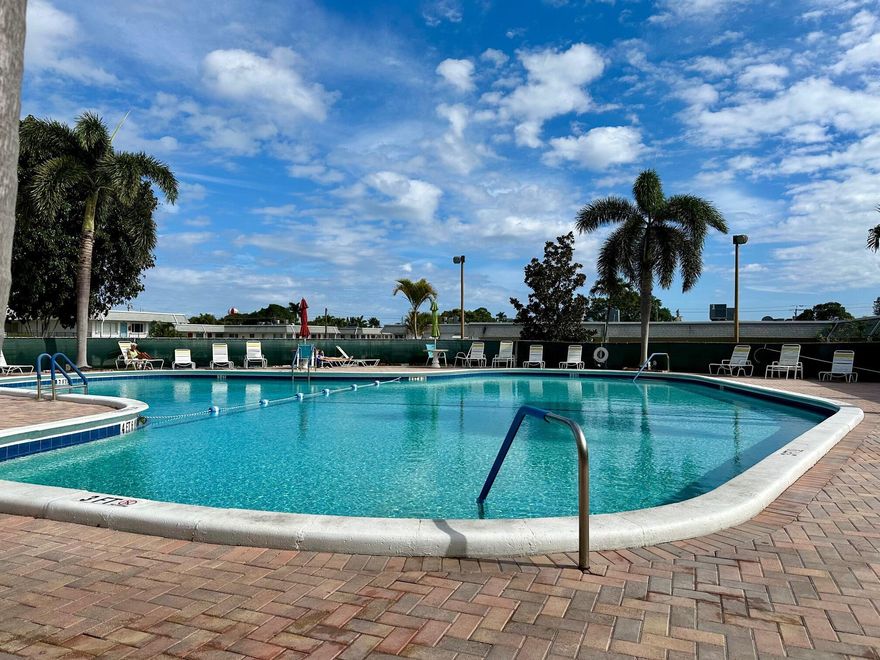 Wonderful 2 nd floor one bedroom condo ,close to lake and parks. close to 95 , tri rail, PBI airport, Lake worth downtown and beaches, available first week of June Showings available in may Mon- Fri