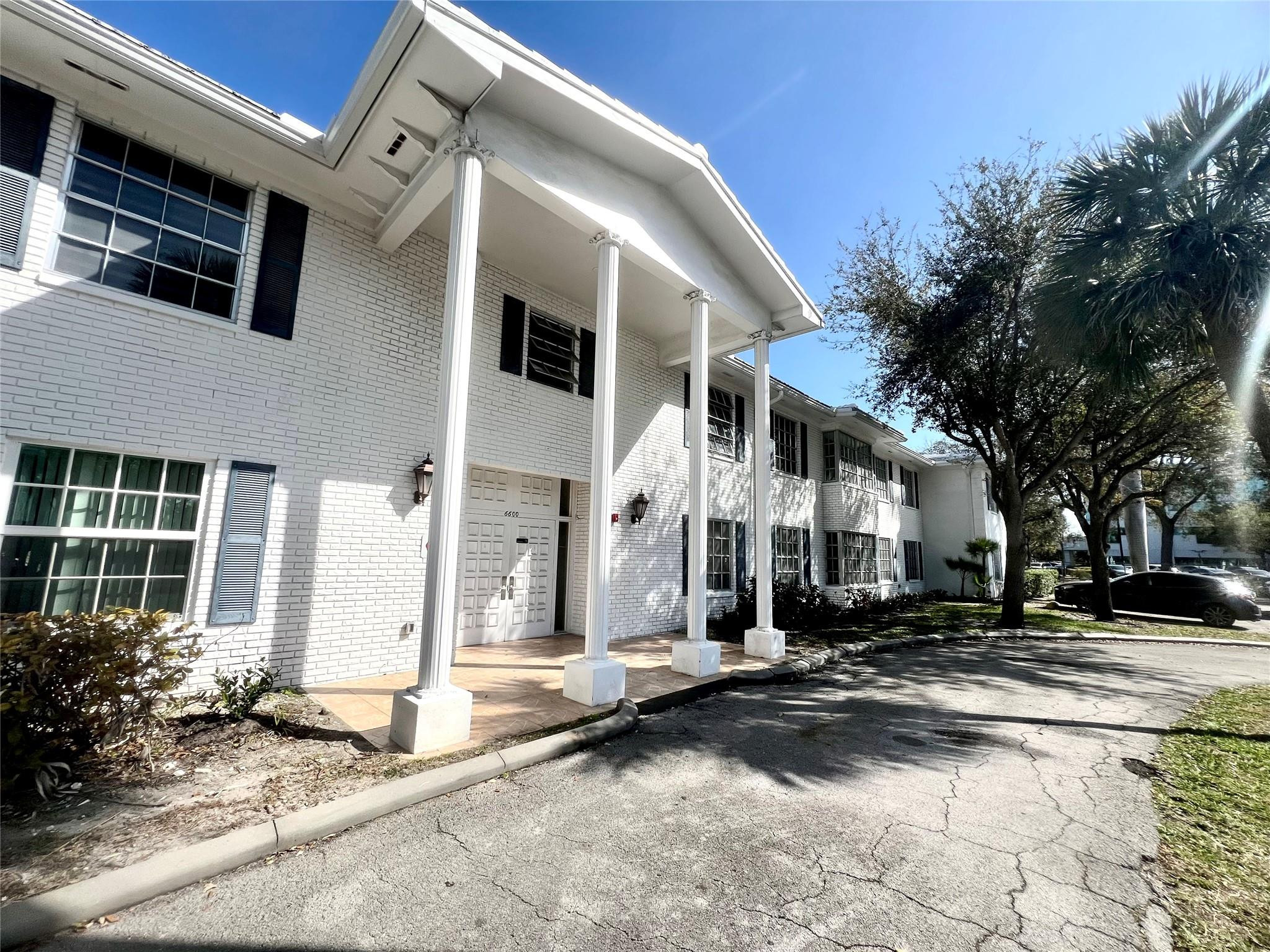 IMPERIAL POINT COLONNADES - Residential