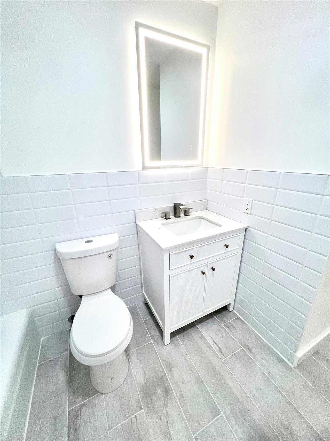 IMPERIAL POINT COLONNADES - Residential