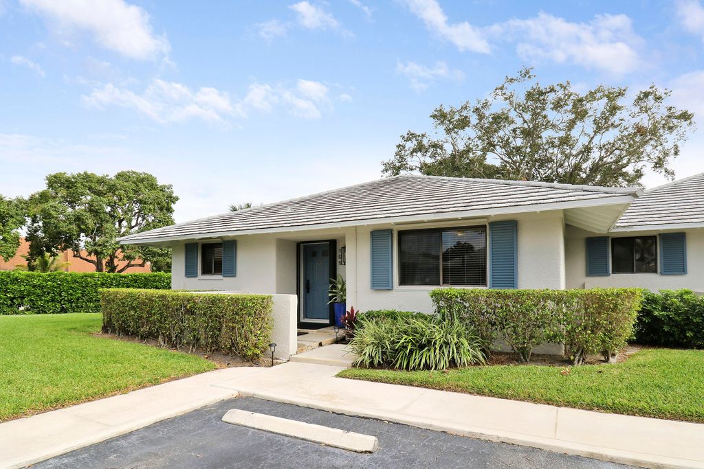 Photo of 109 Club Drive, Palm Beach Gardens, FL 33418 (MLS # R11088355)