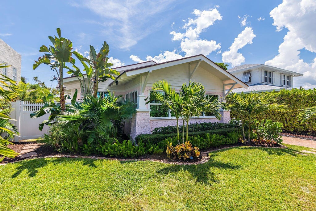 Photo of 324 Edgewood Drive, West Palm Beach, FL 33405 (MLS # R10929957)
