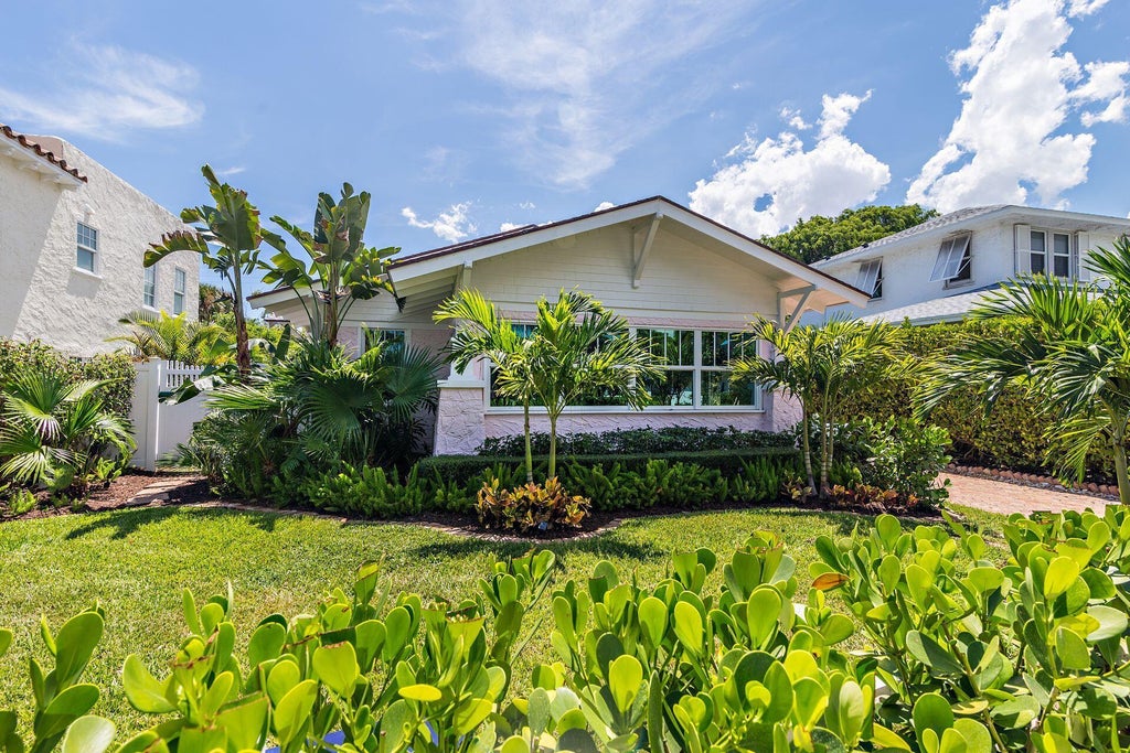 Photo of 324 Edgewood Drive, West Palm Beach, FL 33405 (MLS # R10929957)