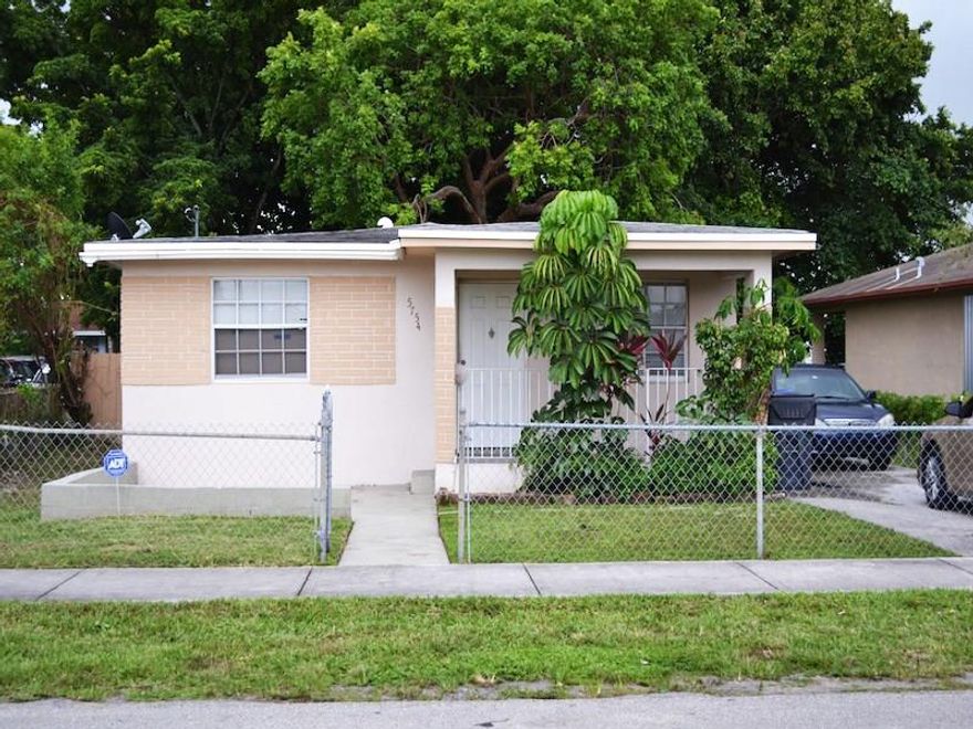 GREAT HOME FOR THE FIRST TIME HOME OWNER OR EXCELLENT INVESTMENT RENTAL.  NEW STOVE, NEW WATER HEATER, ICE COLD AC.  SPACIOUS BEDROOMS, FENCED, SECURED PARKING INSIDE FENCE FOR THREE VEHICLES, LARGE BACK YARD.  THIS HOME IS IN IMMEDIATE MOVE-IN OR INVESTMENT RENTAL CONDITION.  WILL NOT LAST!