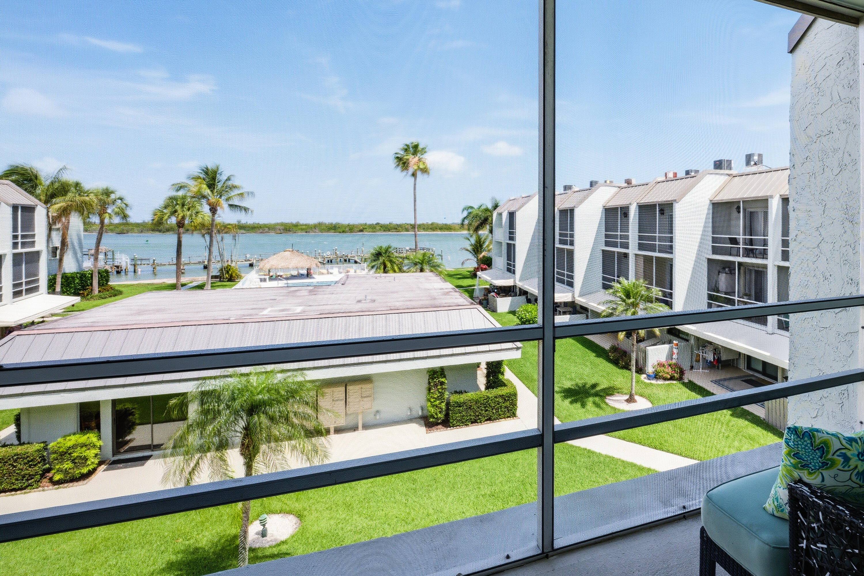 LA ENTRADA DEL MAR CONDOMINIUM - Residential