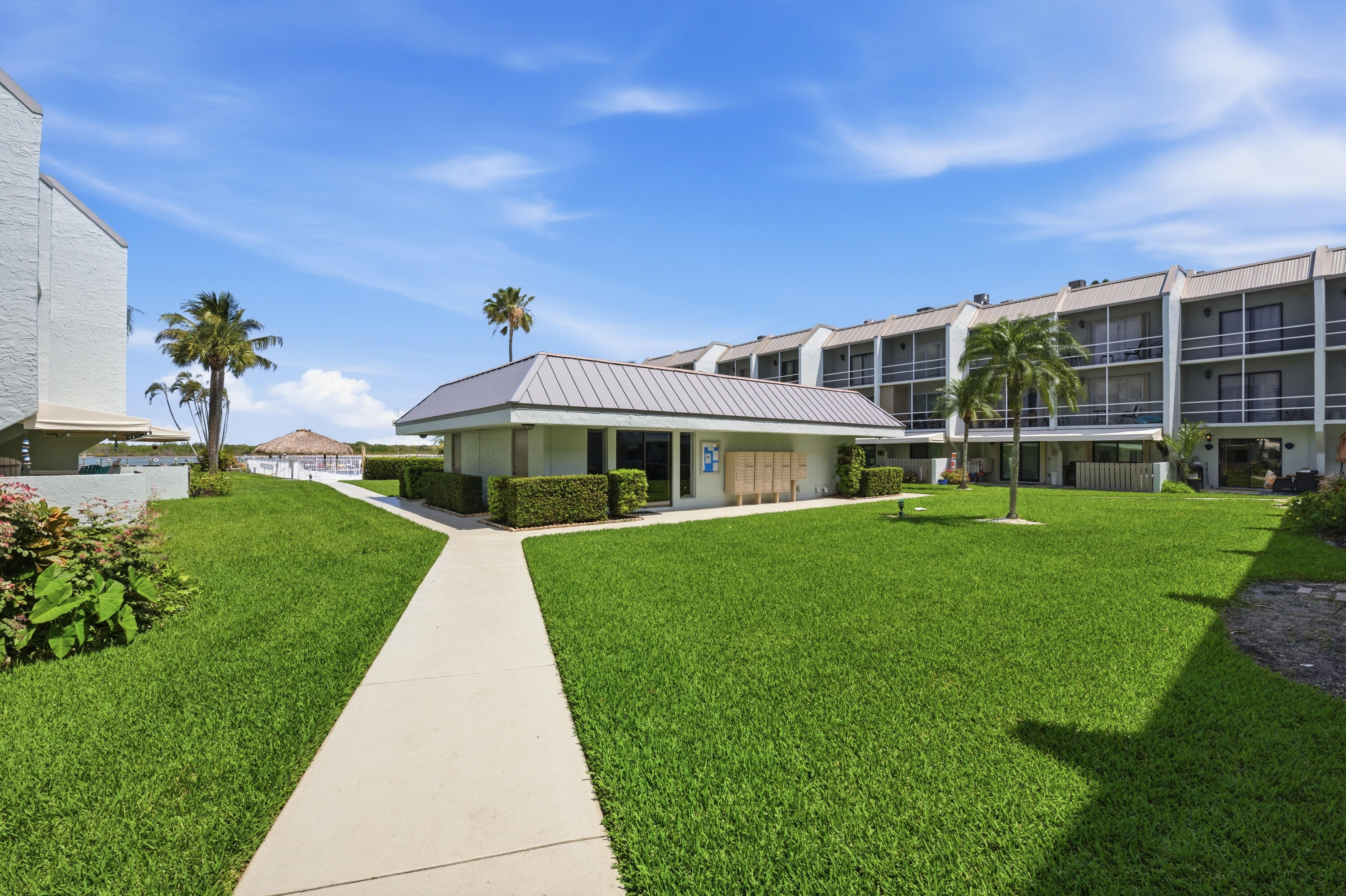 LA ENTRADA DEL MAR CONDOMINIUM - Residential