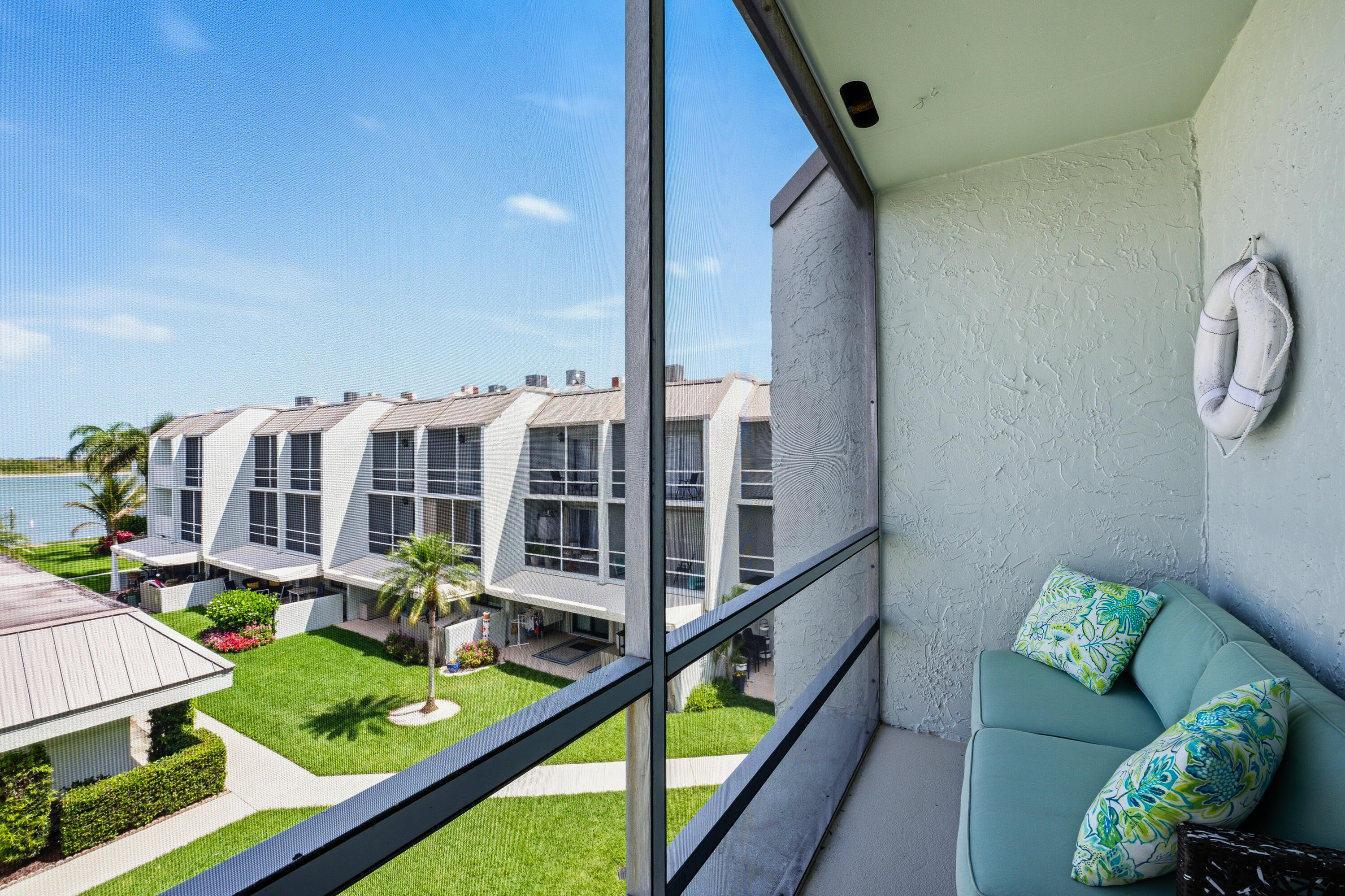 LA ENTRADA DEL MAR CONDOMINIUM - Residential