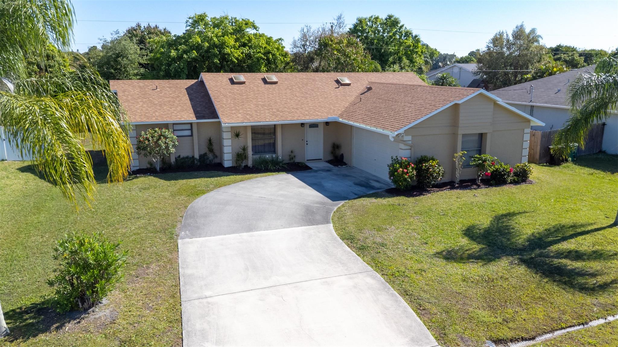 This naturally light and bright home features 3 beds 2 baths and a 2 car garage, spacious kitchen, with a breakfast nook. Florida room opens to a well manicured backyard with mature fruit trees, perfect for pet owners. Beautiful ceramic flooring and carpet in the bedrooms in this well maintained home. Brand new water heater and 2022 roof.
TUESDAY & WEDNESDAYS SHOWINGS ONLY BY Owner request