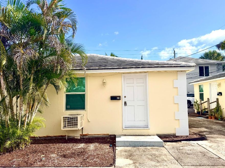 1/1 annual rental available in the heart of El Cit near antique row. Light and bright with neutral tones. Water included. No HOA, quick move-in.  Wall mounted a/c in living room and bedroom. Minimum 600 credit score, no past evictions.  
3.5 miles to PBI airport.