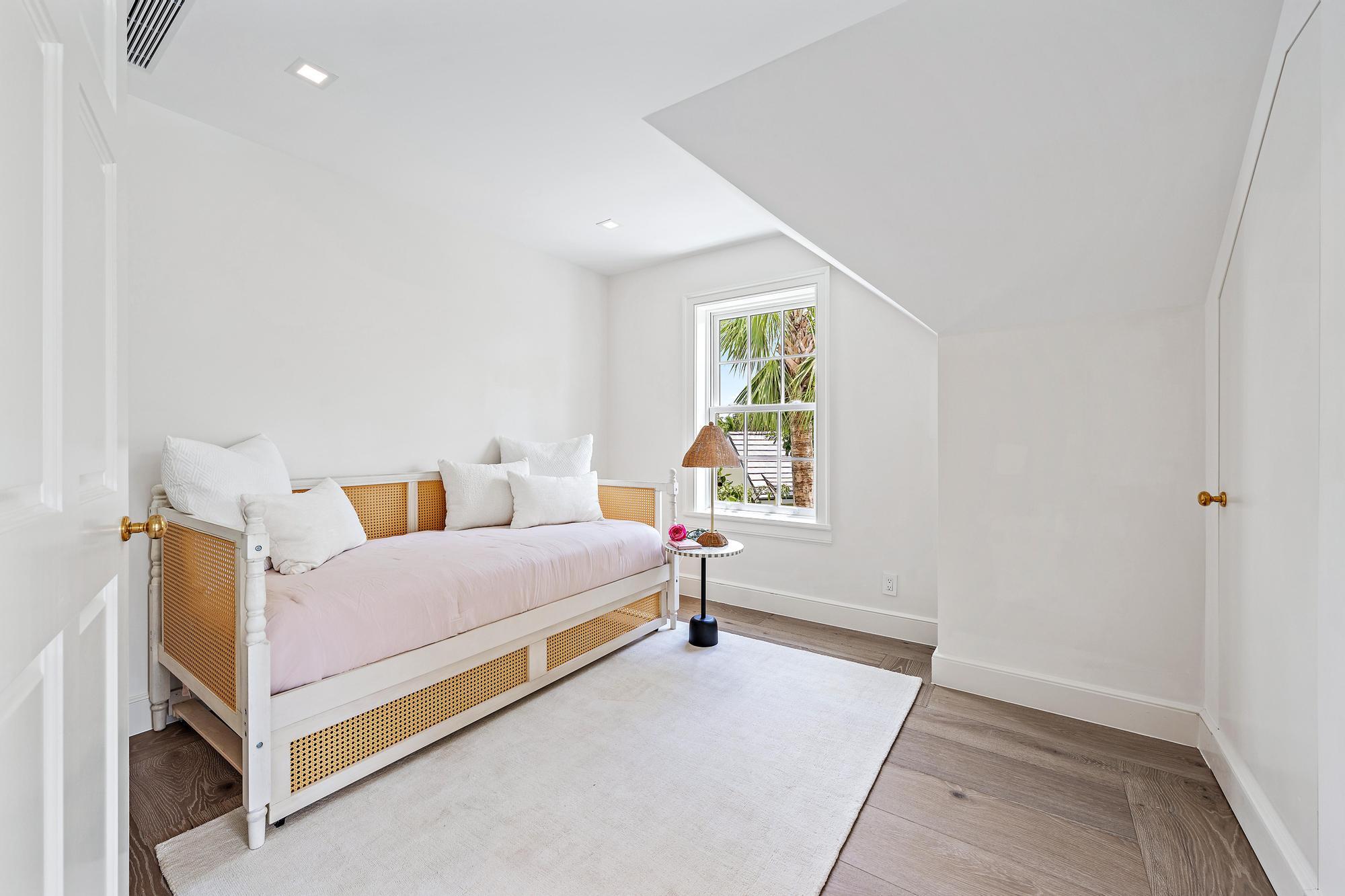 JAMAICA LANE IN - Residential