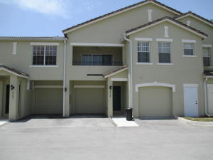 FANTASTIC 1 BEDROOM 1 BATH WITH ATTACHED GARAGE. PARK IN YOUR GARAGE AND WALK UPSTAIRS INSIDE UNIT. NICE COMMUNITY WITH POOL AND FITNESS ROOM. PLENTY OF PARKING, VERY COZY COACH HOME, CLOSE TO 95 AND SHOPPING.