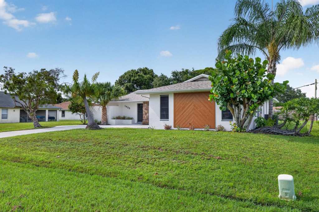 Photo of 1425 SE Minorca Avenue, Port Saint Lucie, FL 34952 (MLS # B26074899)