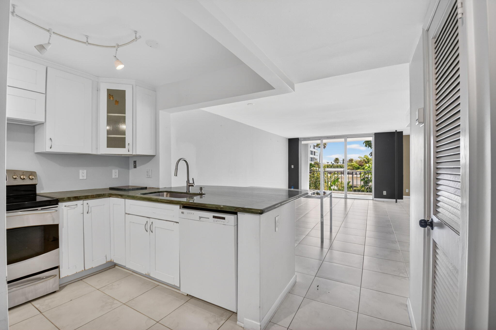 HORIZON WEST CONDO - Residential