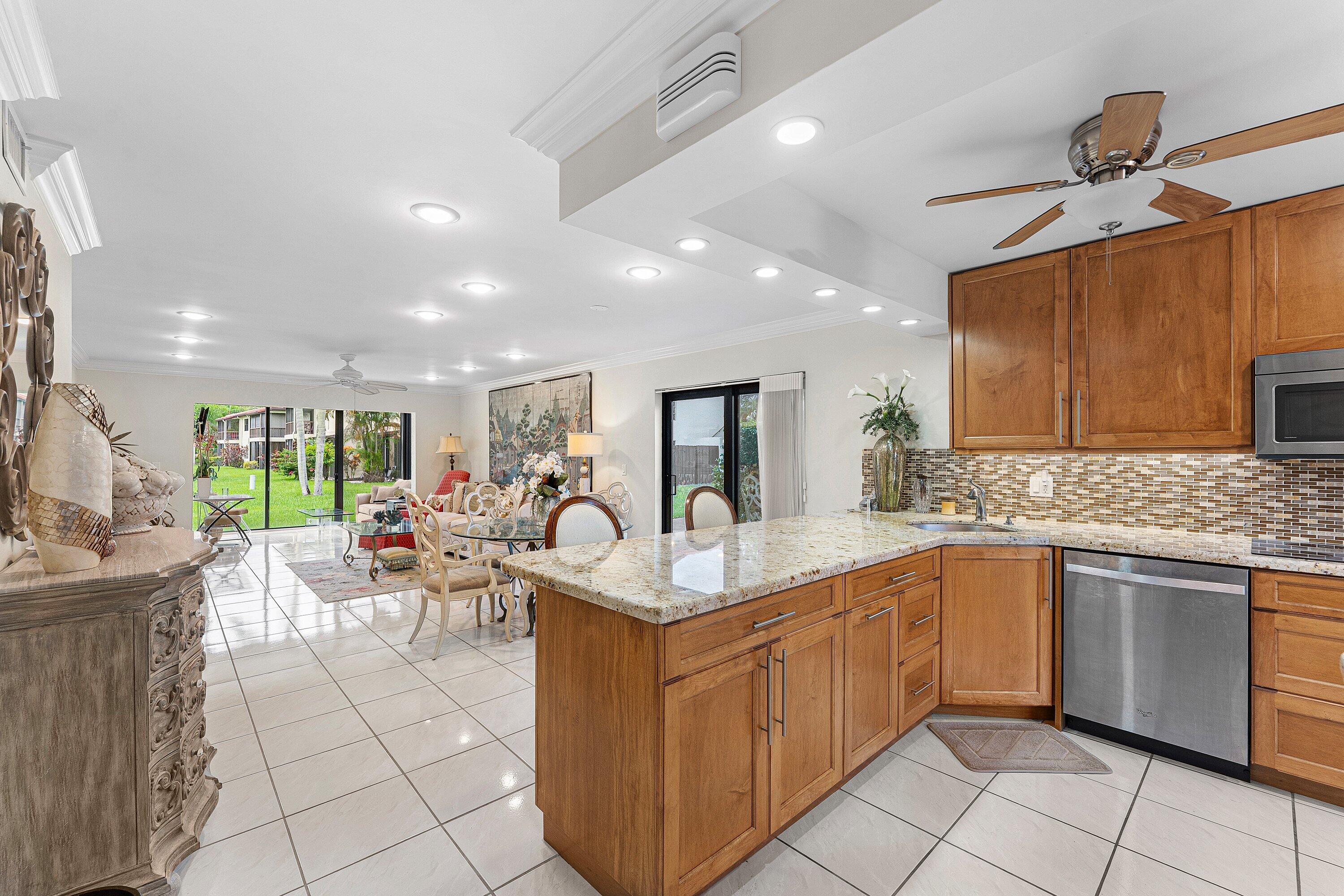 8520 CASA DEL LAGO E