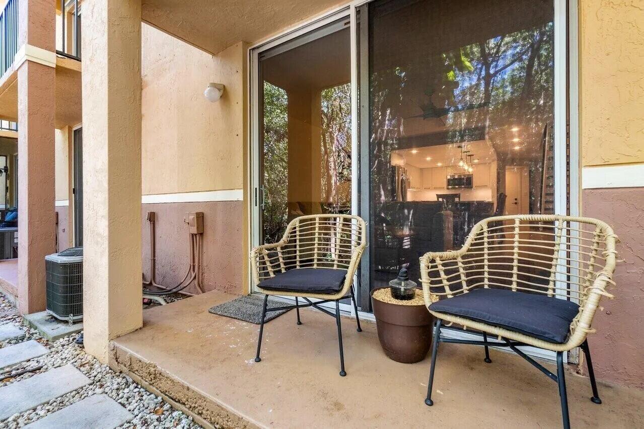 HYPOLUXOS MARINERS CAY CONDO - Residential