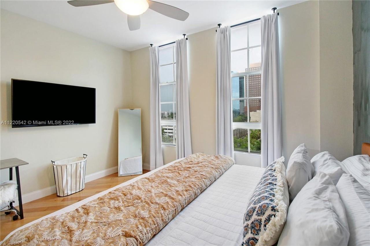 Las Olas By The River Con - Residential Lease