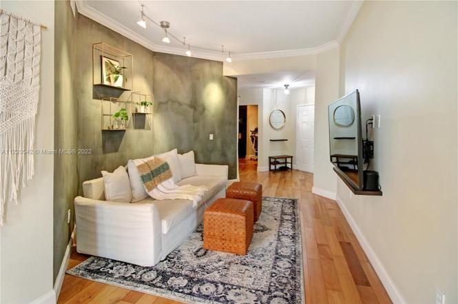 Las Olas By The River Con - Residential Lease